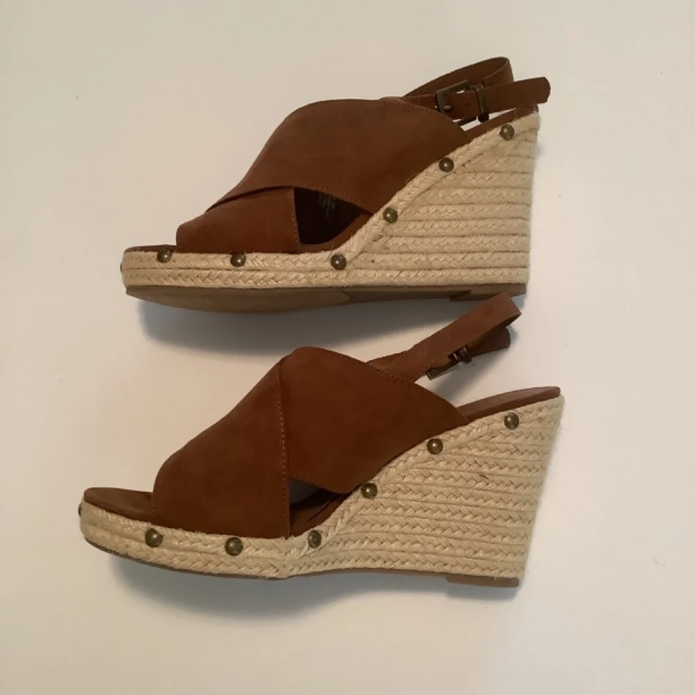 Stuart Madeline All Man Made Materials Faux Suede Wedge Sandals Tan Size 11 NWOT - Picture 2 of 7